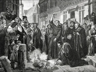 Martín Lutero (1483-1546) quemando públicamente la bula papal en 1521